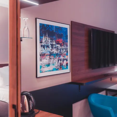 By Ihg