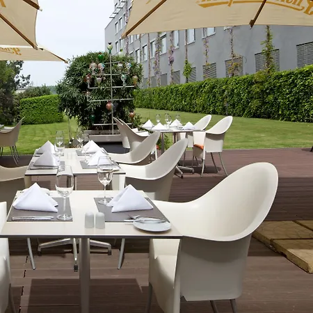 By Ihg