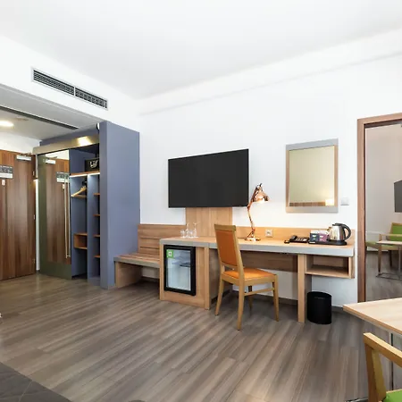 By Ihg מלון