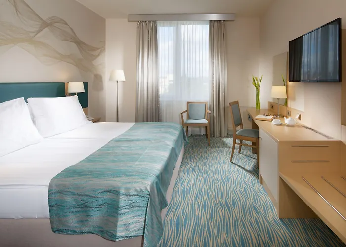By Ihg 4*