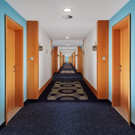By Ihg ホテル プラハ